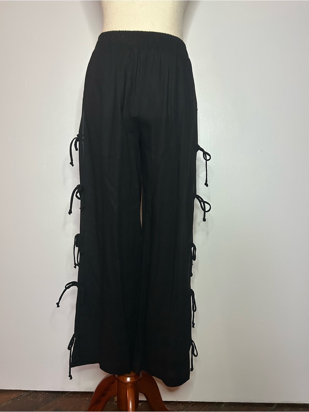 LISA SAYS GAH! Black Linen Side-Tie Cropped Pants Elastic waistband - Size Small